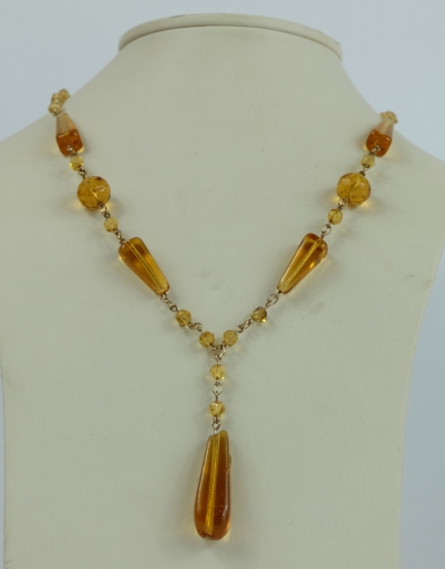 Appraisal: ct gold Amber mounted necklace