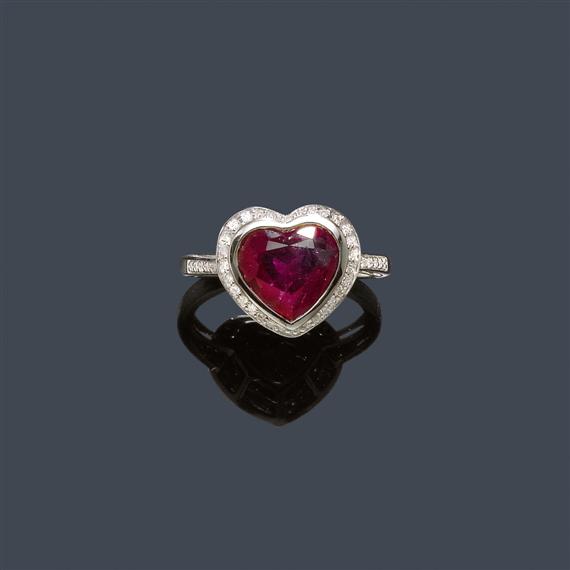 Appraisal: A RUBY AND DIAMOND RING White gold Attractive ring the