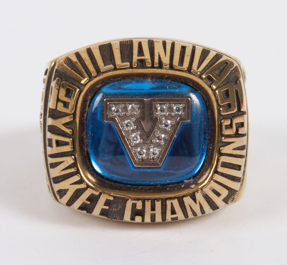 Appraisal: Gentleman's Villanova football championship ring set with blue glass and