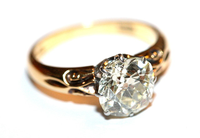 Appraisal: A SOLITAIRE DIAMOND RING a claw set old mine cut