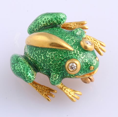 Appraisal: KY X Enamelled frog pin with diamond eyes gms S