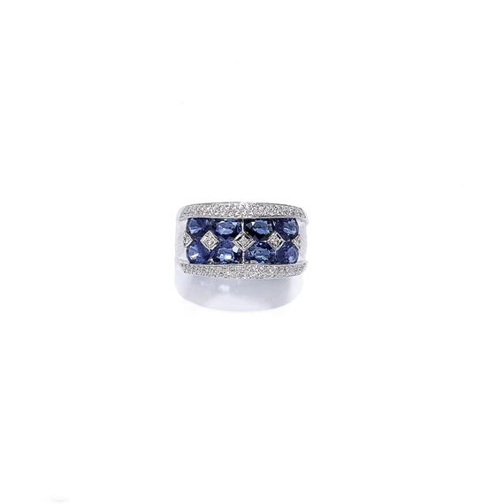 Appraisal: A SAPPHIRE AND DIAMOND RING White gold Casual and elegant