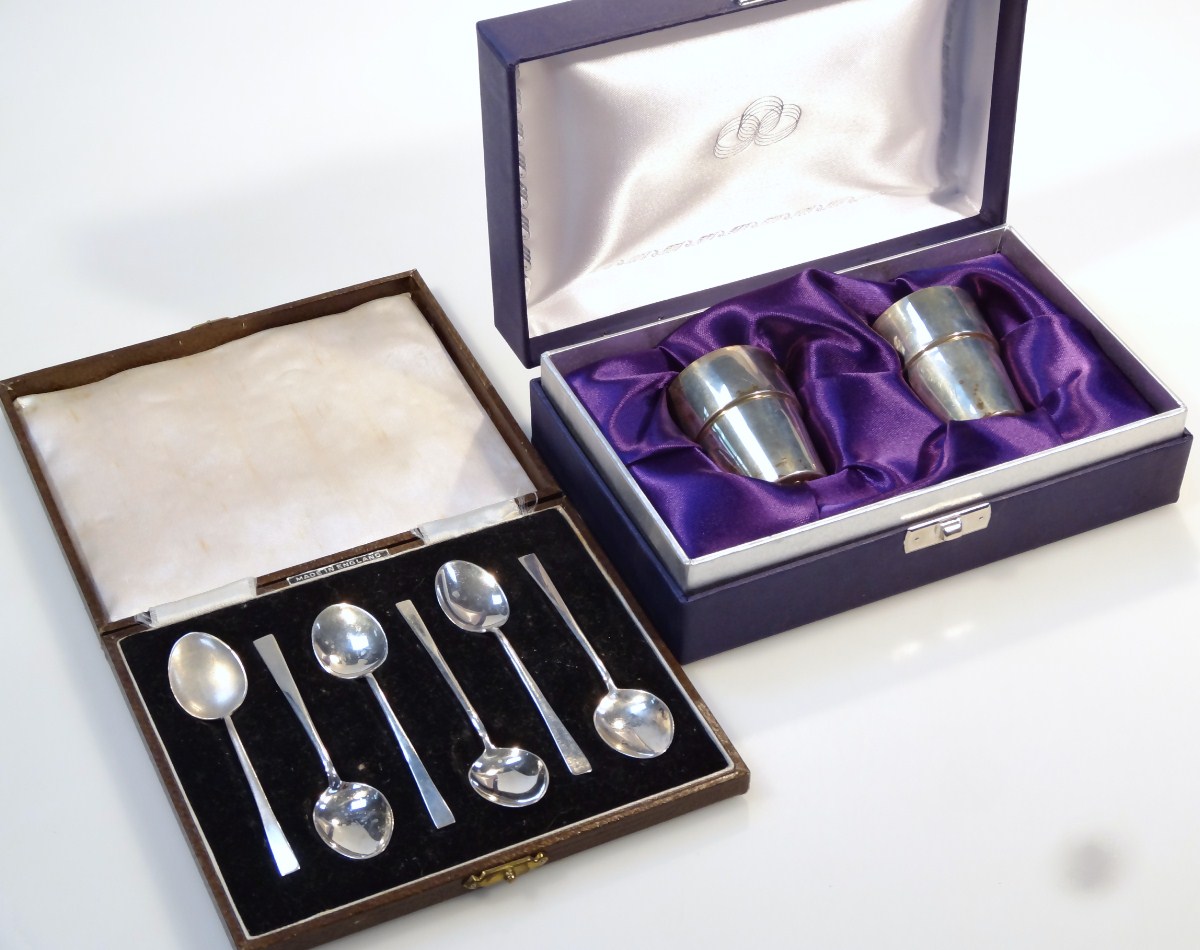 Appraisal: A set of six George VI silver teaspoons etc with