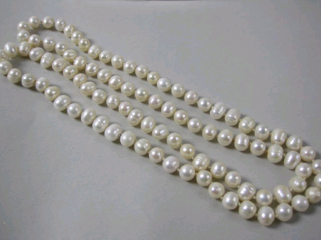 Appraisal: A single row of Freshwater Pearls in L