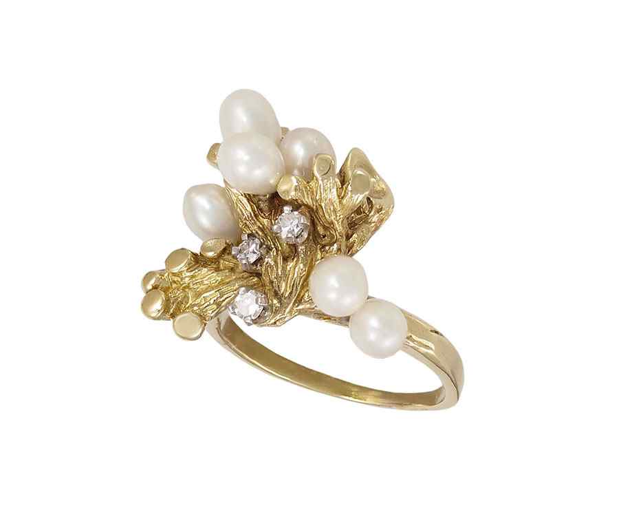 Appraisal: K PEARL DIAMOND RING K yellow gold ring contains round