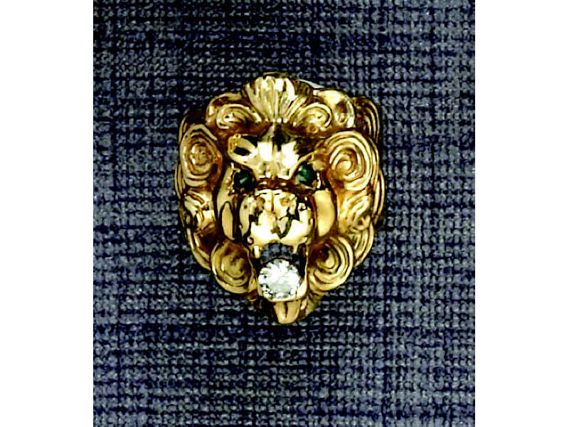 Appraisal: DIAMOND RING k yellow gold lion's head design ring with