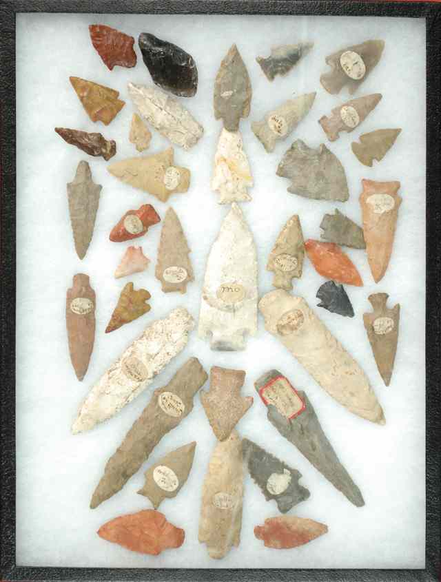 Appraisal: CASED COLLECTION NATIVE AMERICAN INDIAN ARROW HEADS spear points approximately