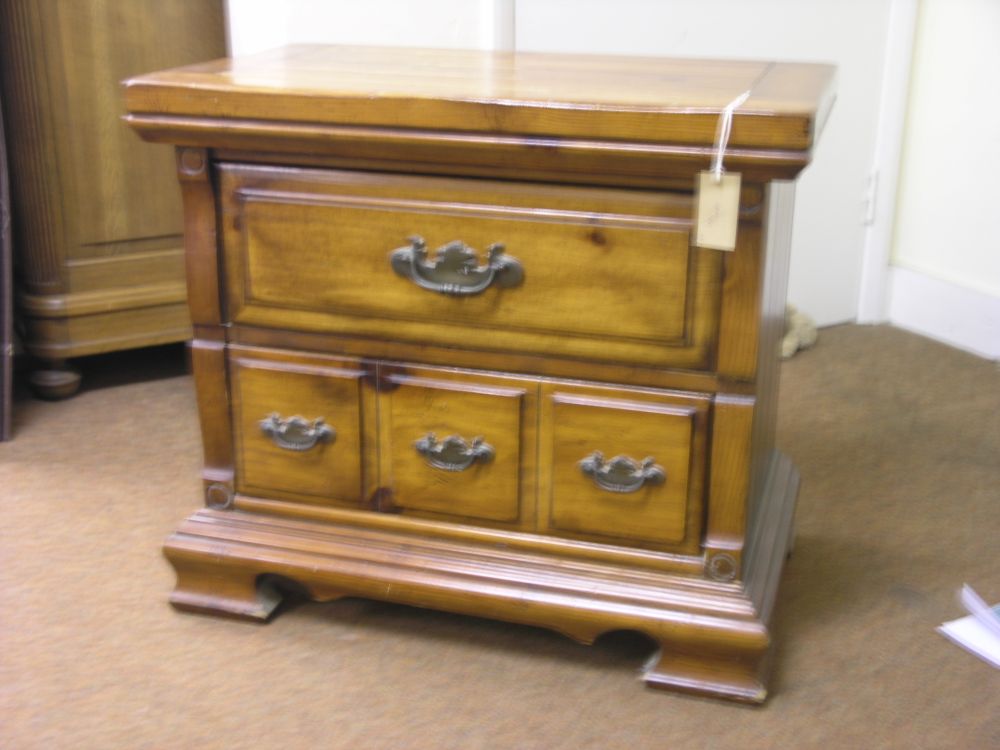 Appraisal: A pair of American bedroom chests each with two drawers