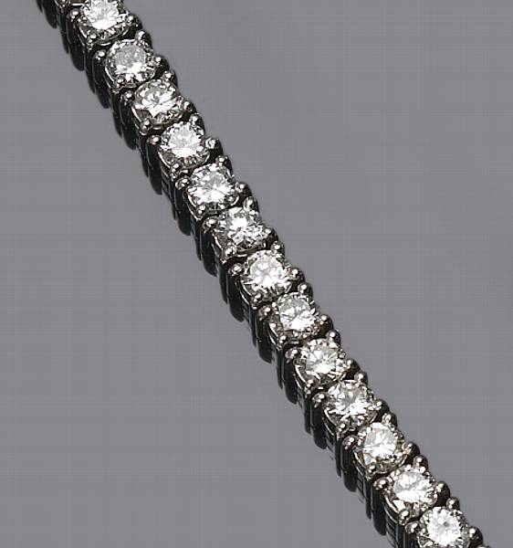 Appraisal: A diamond and platinum necklace estimated total diamond weight cts