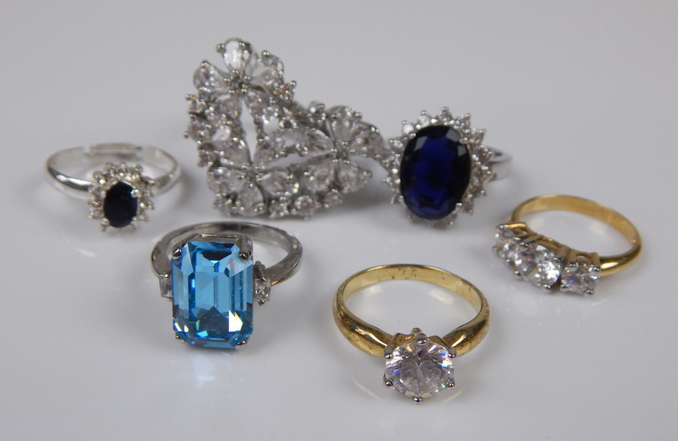 Appraisal: A quantity of modern dress rings to include various stone