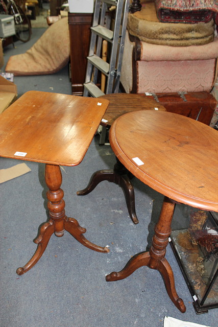 Appraisal: A VICTORIAN MAHOGANY OCCASIONAL TABLE the rectangular top on turned