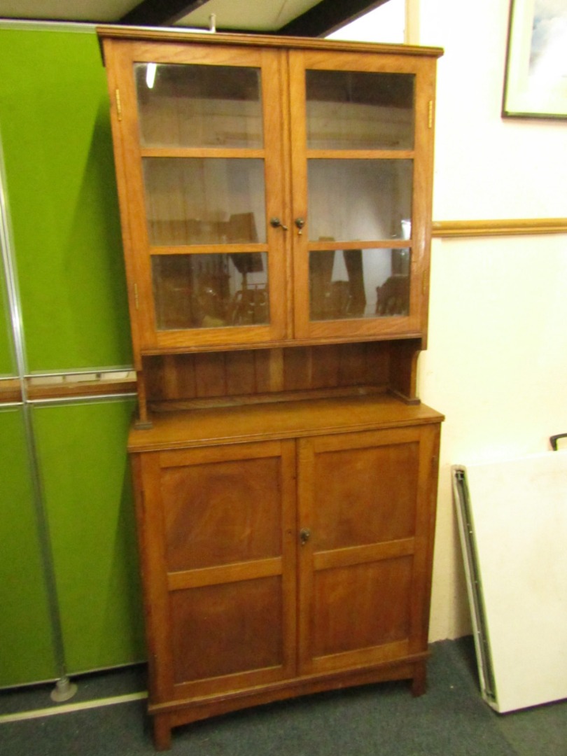 Appraisal: An early thC oak kitchen dresser the top with two