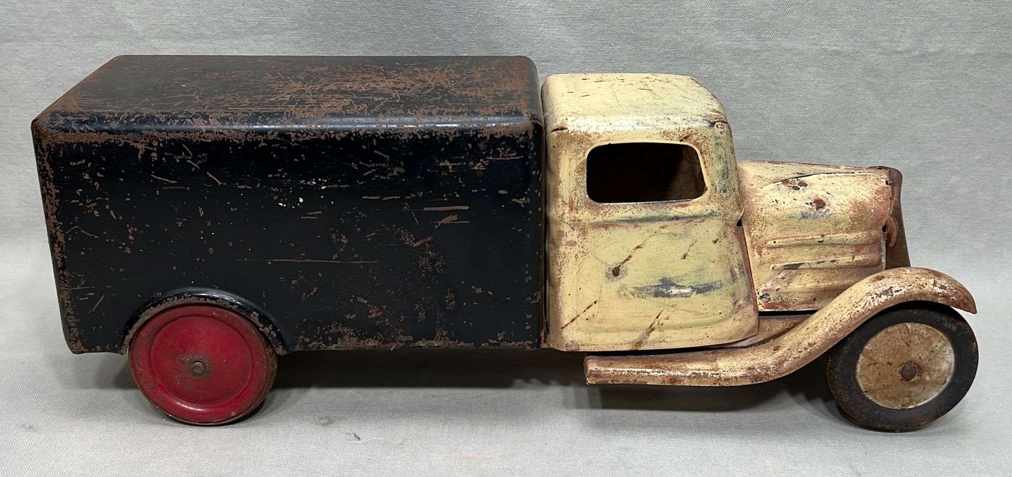 Appraisal: American pressed steel delivery truck toyearly to mid th century