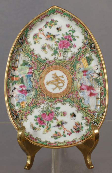 Appraisal: Chinese export porcelain faux Armorial Rose Medallion leaf shaped dish