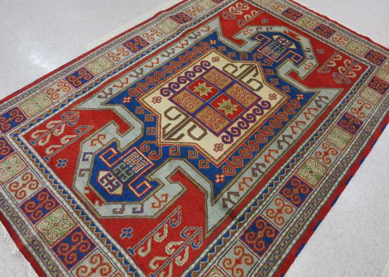 Appraisal: HAND KNOTTED ORIENTAL CARPET Indo-Caucasian central geometric reserve and other