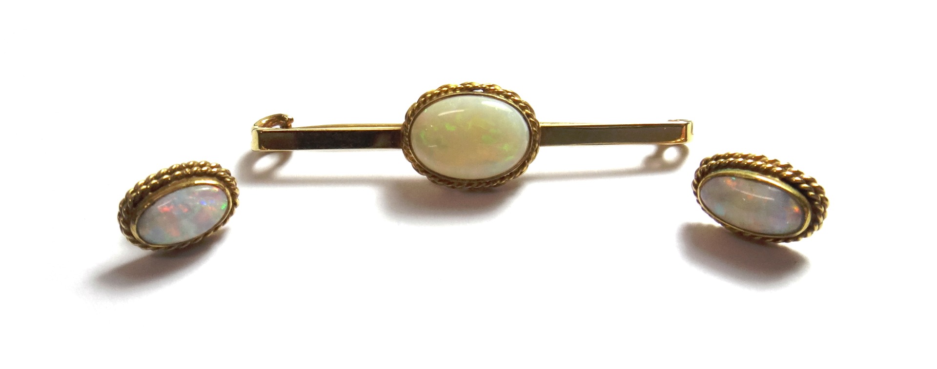 Appraisal: An ct gold and opal set single stone bar brooch