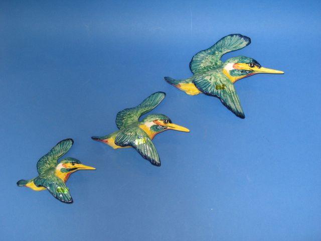 Appraisal: A GRADUATED SET OF THREE BESWICK WALL MOUNTED BIRDS impressed