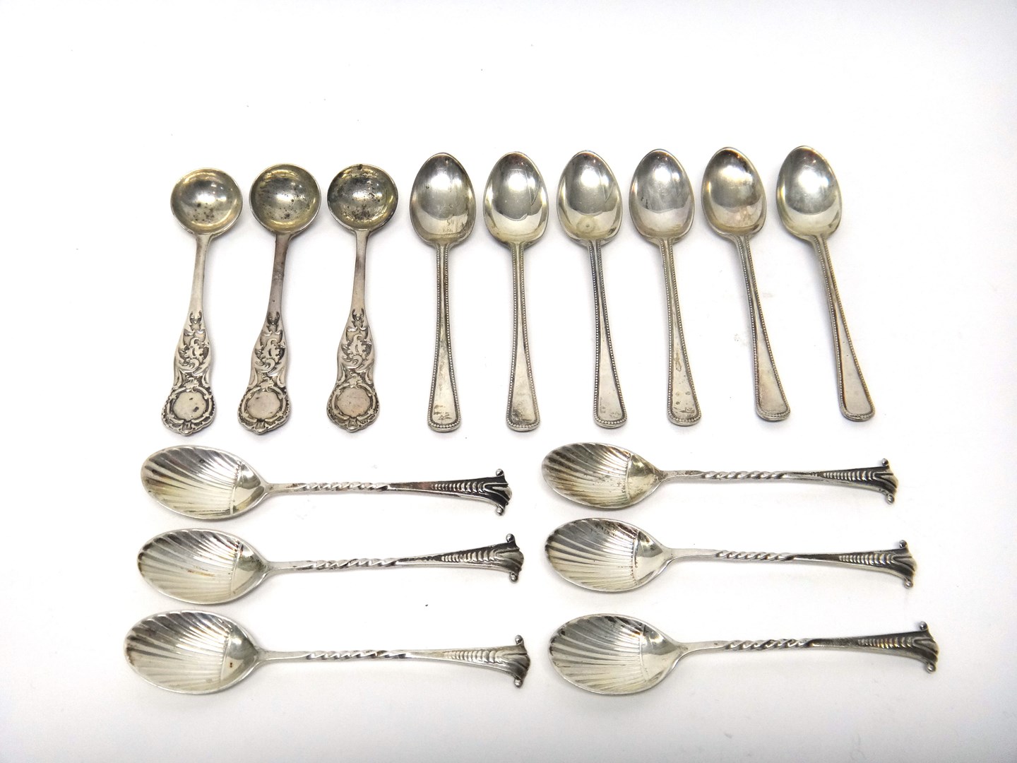 Appraisal: Six silver Onslow pattern teaspoons London six silver bead edged