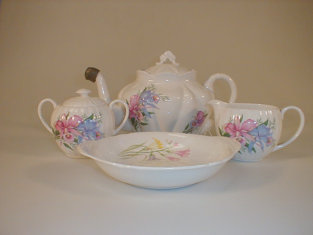 Appraisal: A Shelley teapot of oval form printed with pink and