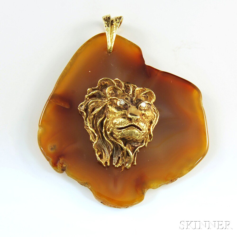 Appraisal: kt Gold and Agate Lion Pendant the kt gold lion