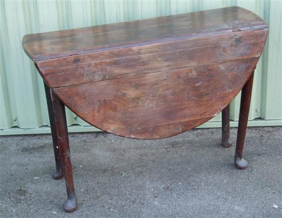 Appraisal: th century walnut dropleaf table on turned legs full extended