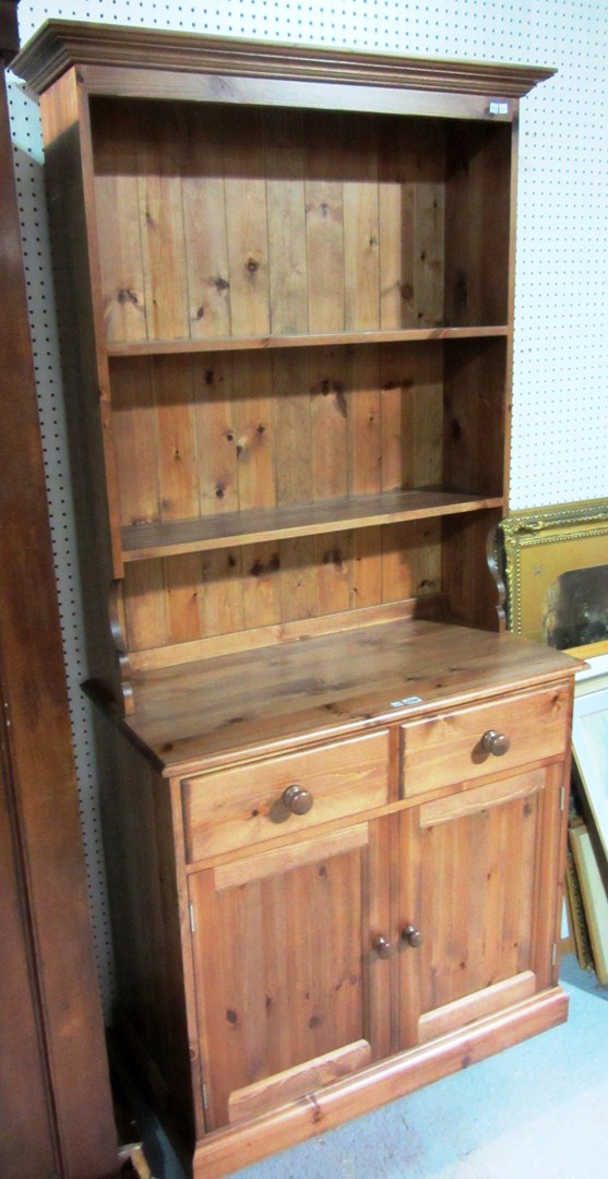 Appraisal: A modern pine dresser