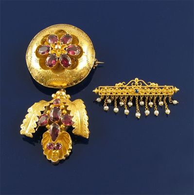 Appraisal: A gold filigree brooch set with a sapphire and suspending