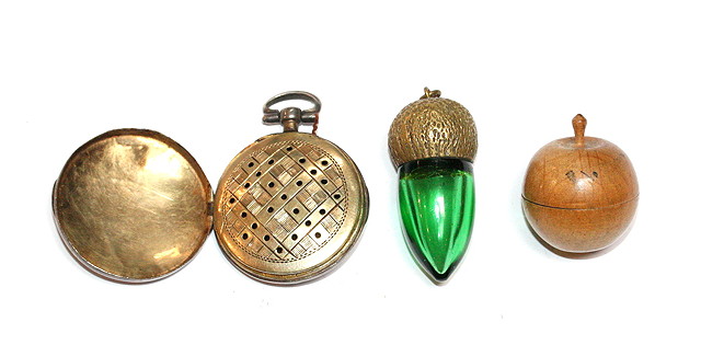 Appraisal: A GEORGE III VINAIGRETTE in the form of a locket