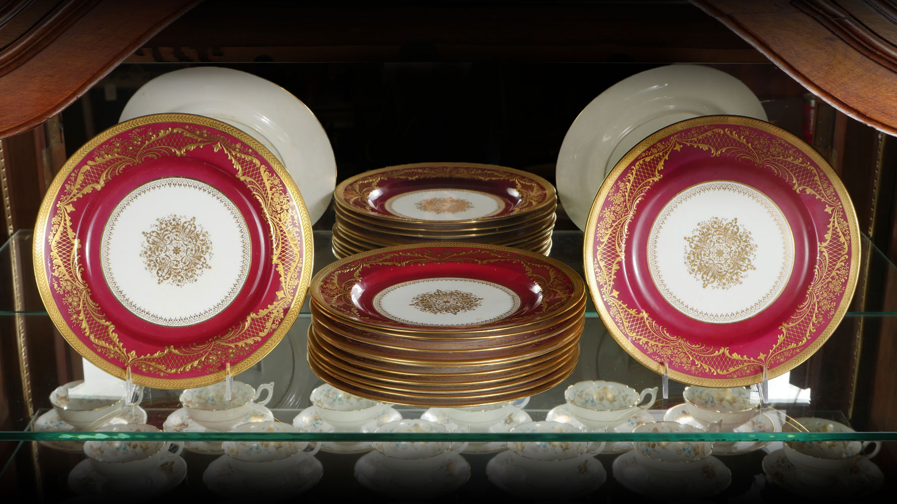 Appraisal: RARE RED ROYAL DOULTON BURSLEM DINNER PLATES Elegant set of