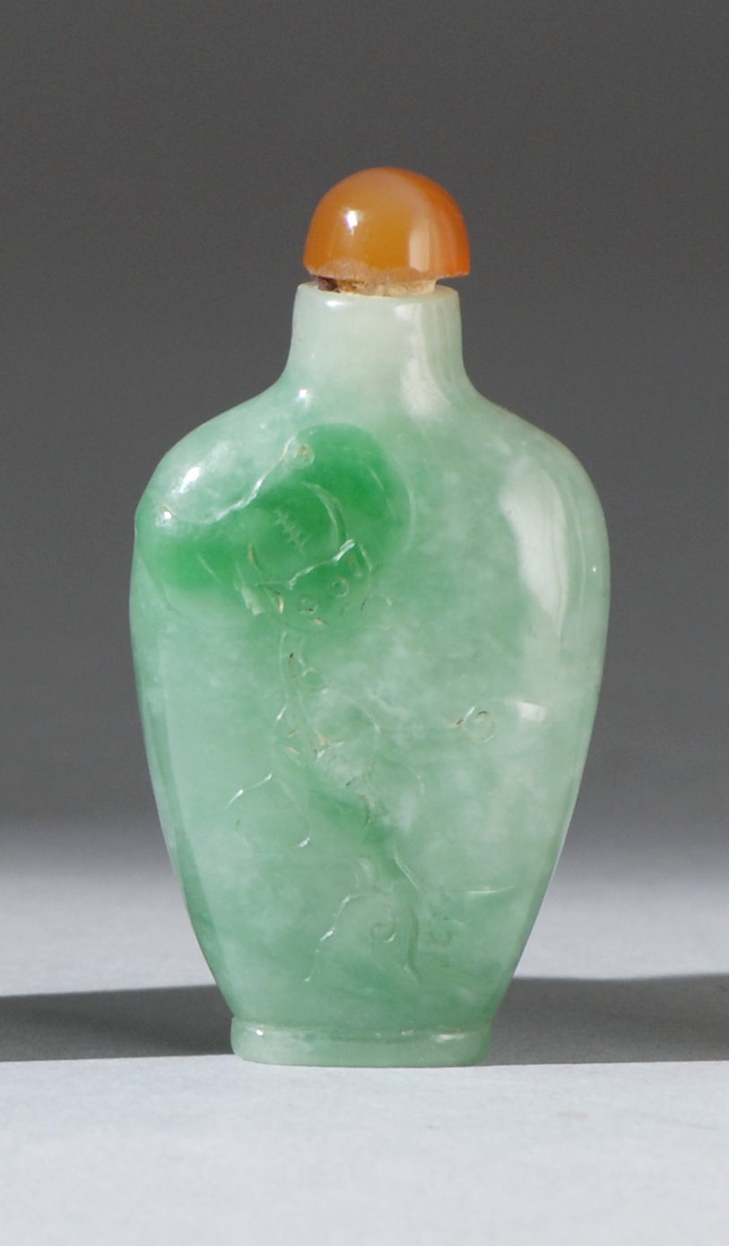 Appraisal: GREEN JADEITE SNUFF BOTTLE Late th CenturyIn spade shape with