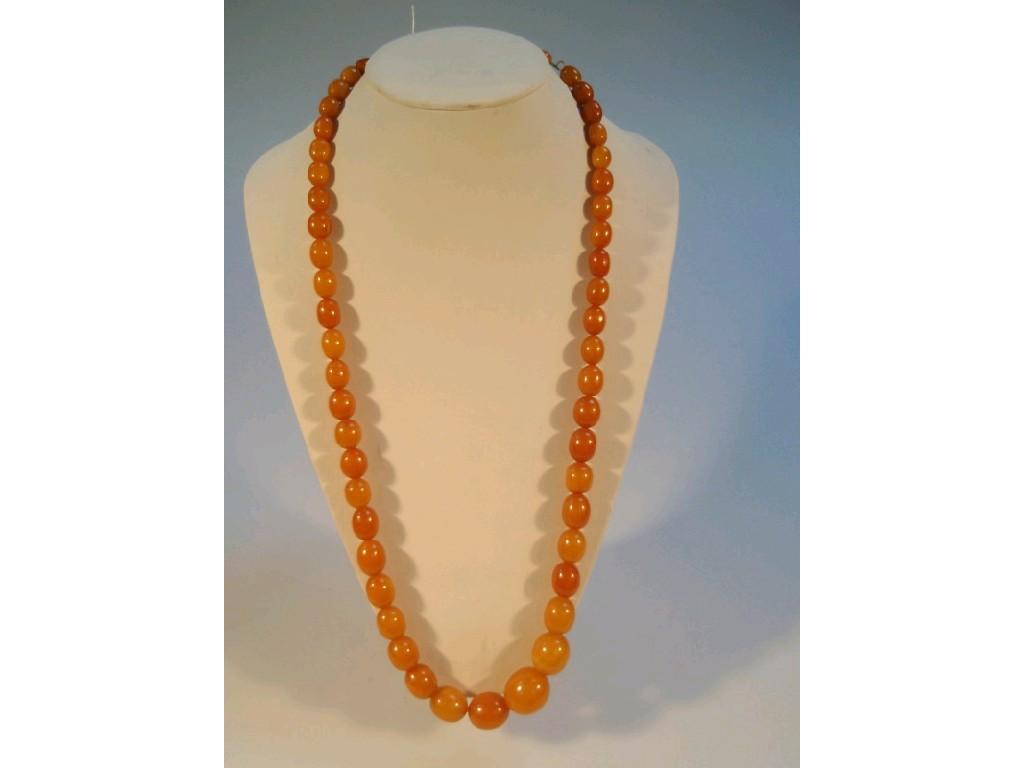 Appraisal: A graduated amber bead necklace cm long