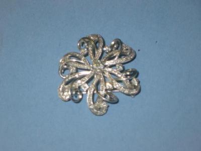 Appraisal: A DIAMOND BROOCH modelled as a flowerhead with central stone