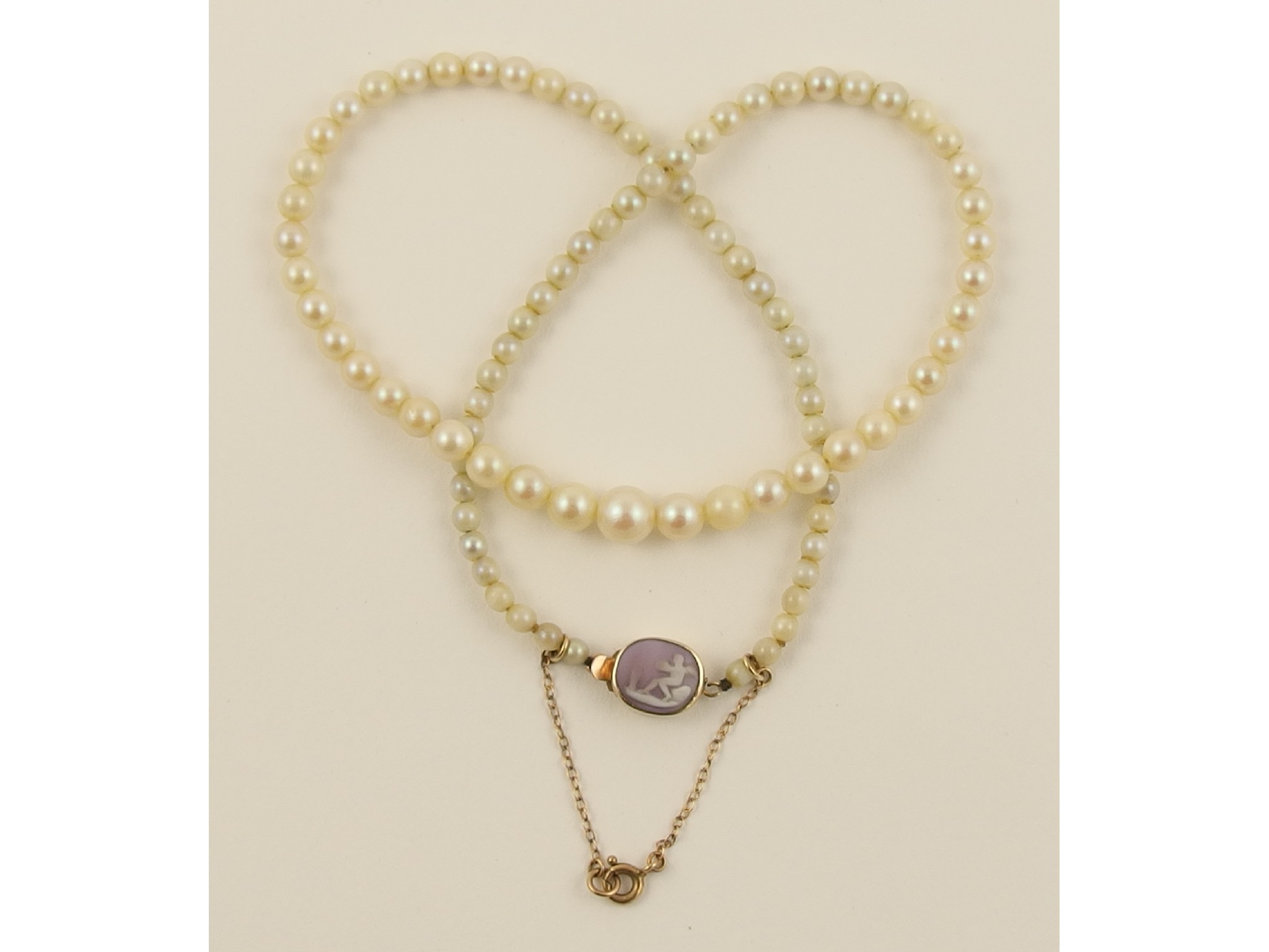 Appraisal: A string of cultured pearlswith a purple and white shell