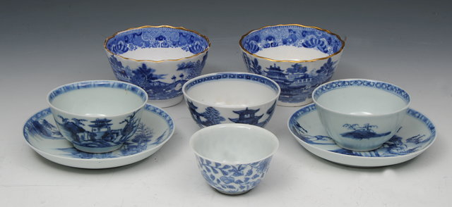 Appraisal: A PAIR NANKING CARGO CHINESE BLUE AND WHITE TEA BOWLS