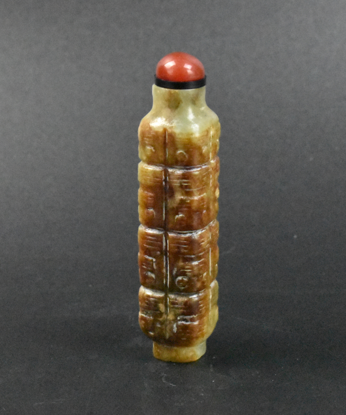 Appraisal: A Chinese jade Cong shaped snuff bottle dating from the