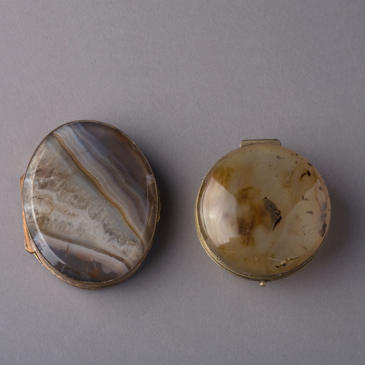 Appraisal: CONTINENTAL AGATE CIRCULAR SNUFF BOX WITH GOLD MOUNTS MAKER'S MARK