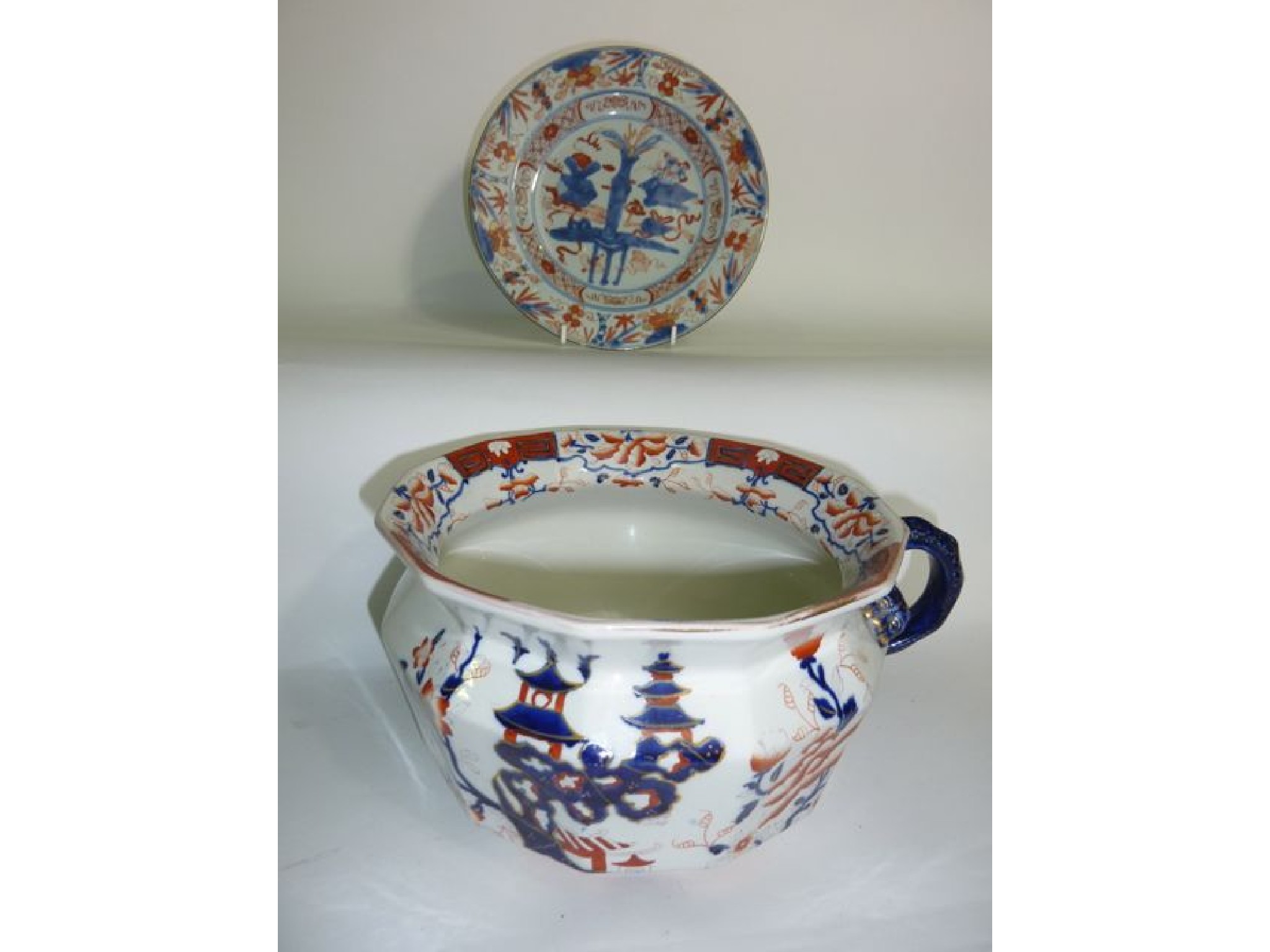 Appraisal: A th century Masons ironstone chamber pot with chinoiserie decoration