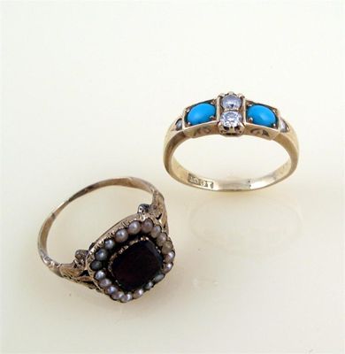 Appraisal: An ct gold ring set with two turquoise cabochons and