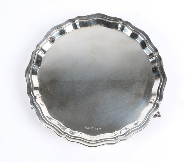 Appraisal: A SMALL SILVER SALVER with piecrust edge and standing on