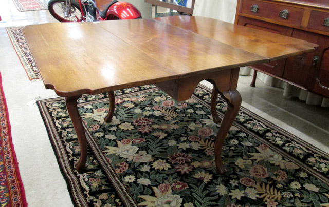 Appraisal: QUEEN ANNE STYLE MAHOGANY DROP-LEAF GATE-LEG DINING TABLE American th