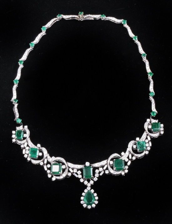 Appraisal: K WHITE GOLD EMERALD AND DIAMOND NECKLACE Seven graduated emerald-cut