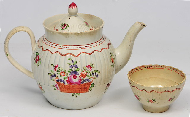 Appraisal: AN TH CENTURY ENGLISH PORCELAIN TEAPOT with a raised rim