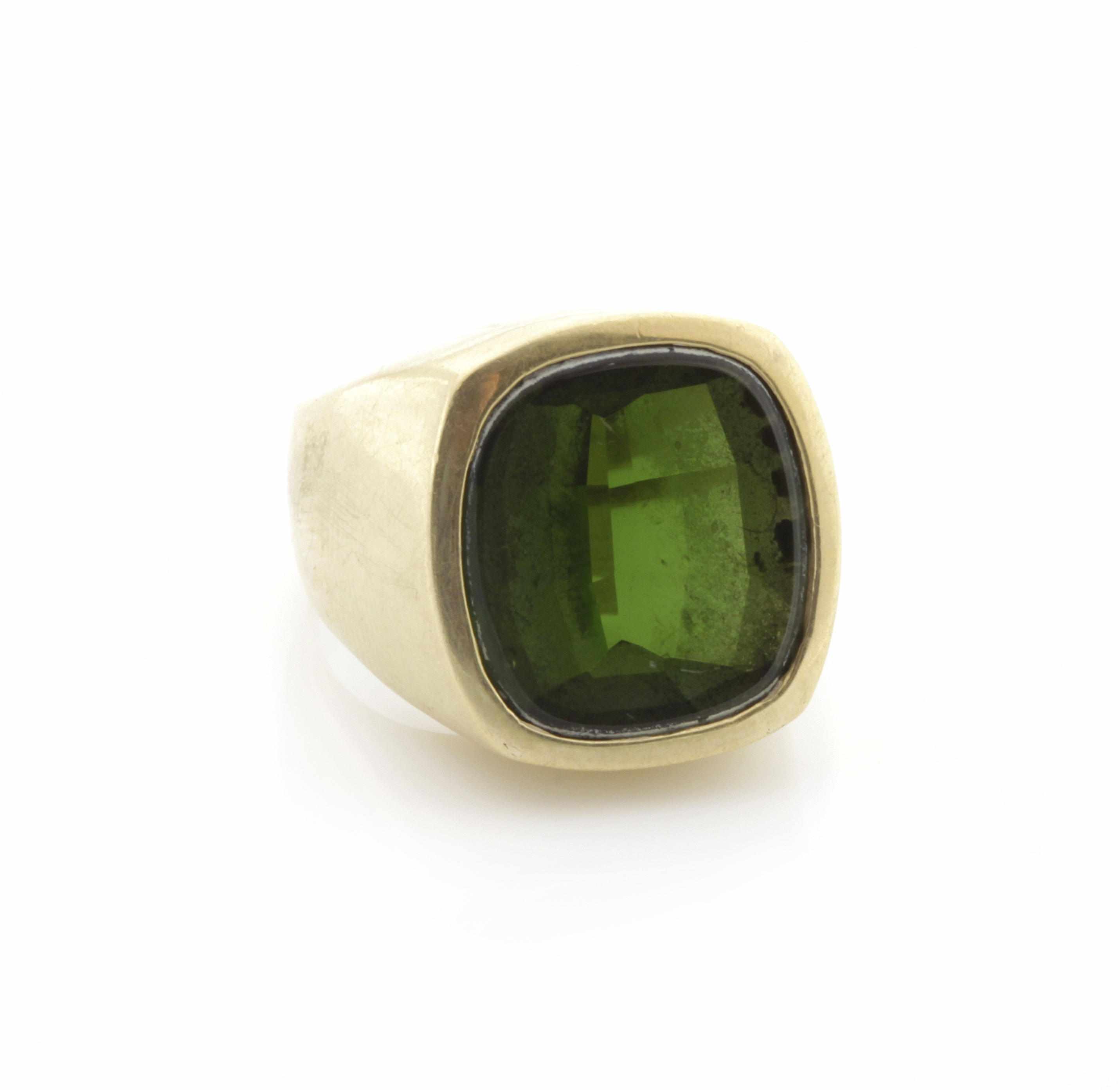 Appraisal: A peridot and k gold gent's ring size