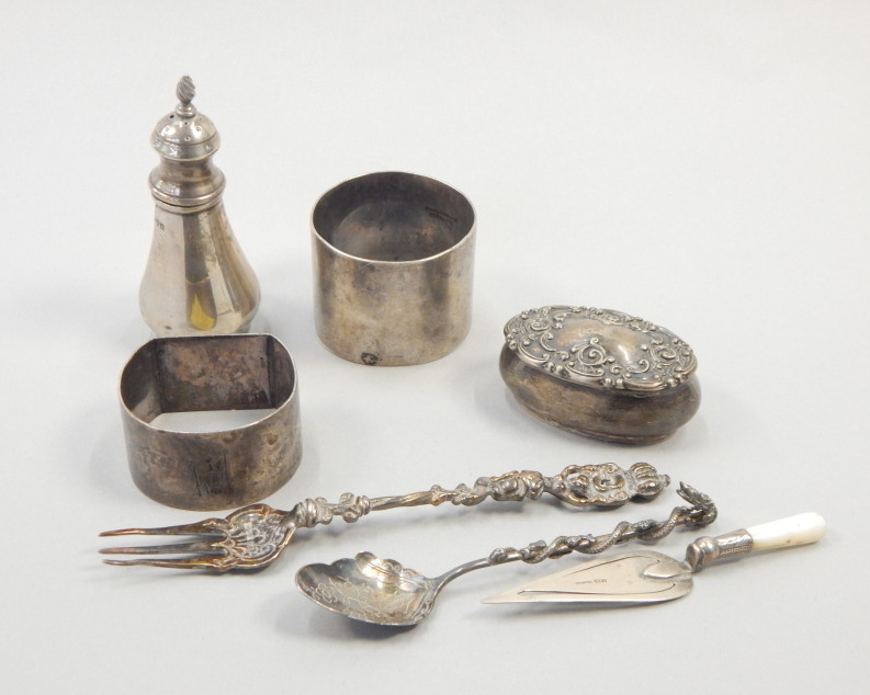 Appraisal: A quantity of small silver to include a trowel shaped