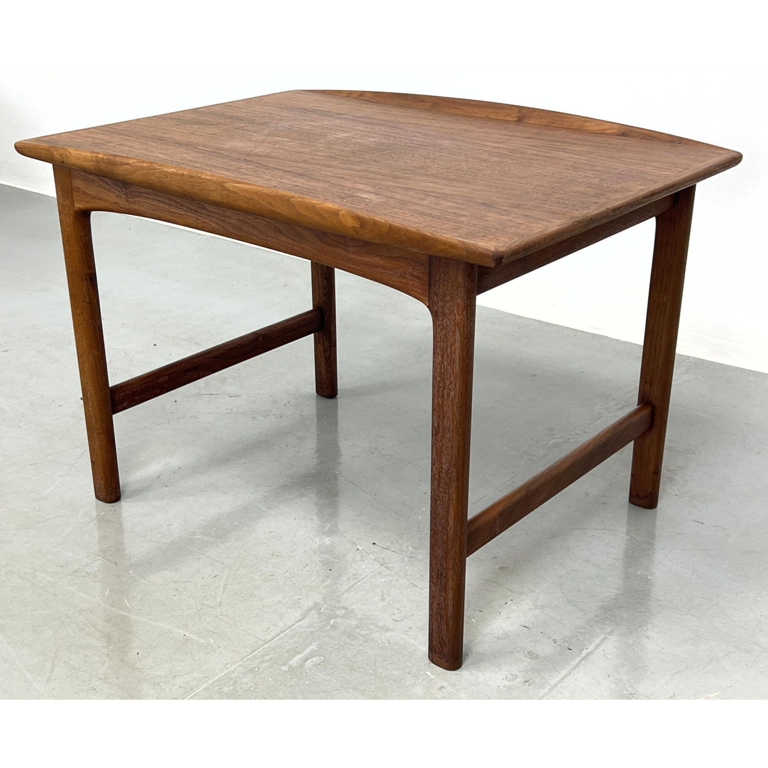 Appraisal: Danish Modern Teak end table with flared edges Dimensions H