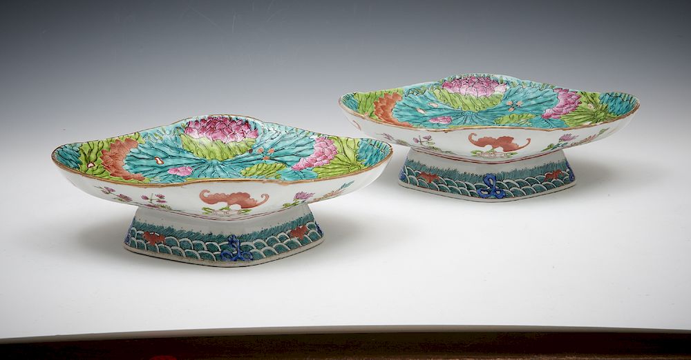 Appraisal: Pair of Chinese tobacco-leaf pattern style footed plates Pair of