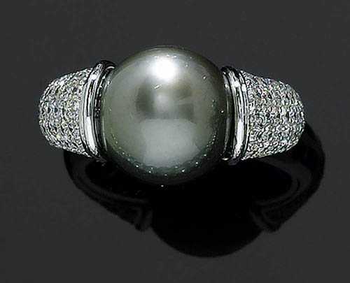 Appraisal: TAHITI PEARL AND BRILLIANT-CUT DIAMOND RING White gold Attractive band