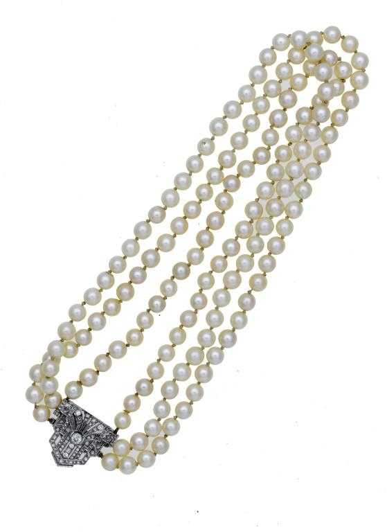 Appraisal: A CULTURED PEARL NECKLACE of three graduated rows of evenly