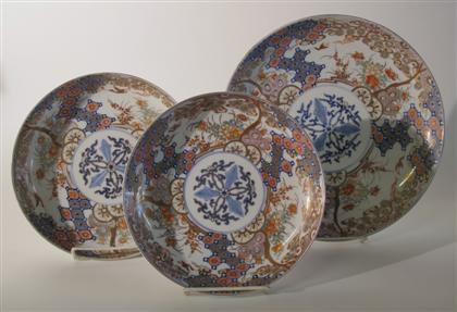 Appraisal: Graduating set of three Japanese Imari porcelain plateslate th century