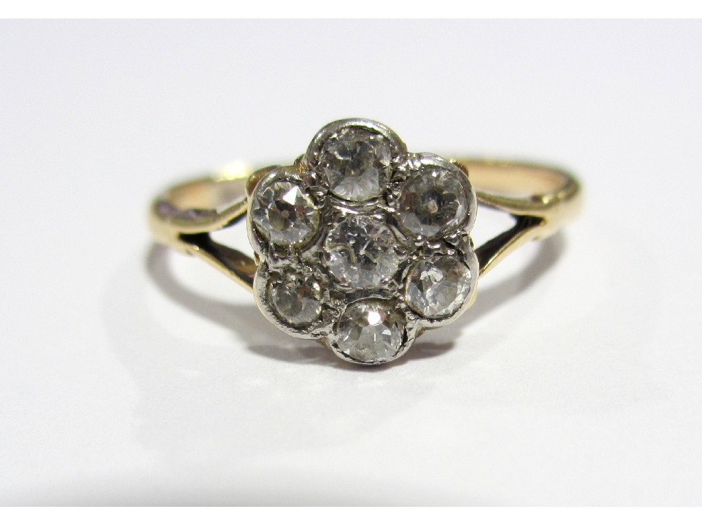 Appraisal: An Edwardian diamond daisy head cluster ring with seven pave